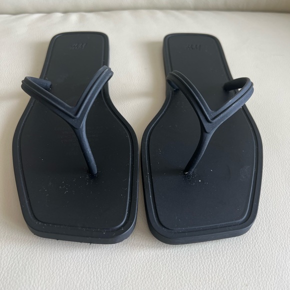 H&M Black Rubber Flip Flops Size 36/37 - Picture 2 of 6